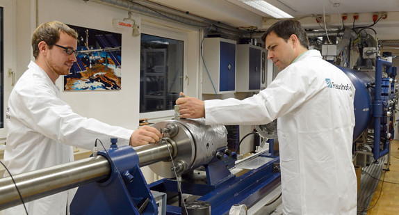 Zwei Wissenschaftler arbeiten gemeinsam in einem Labor. (Foto: © dpa)