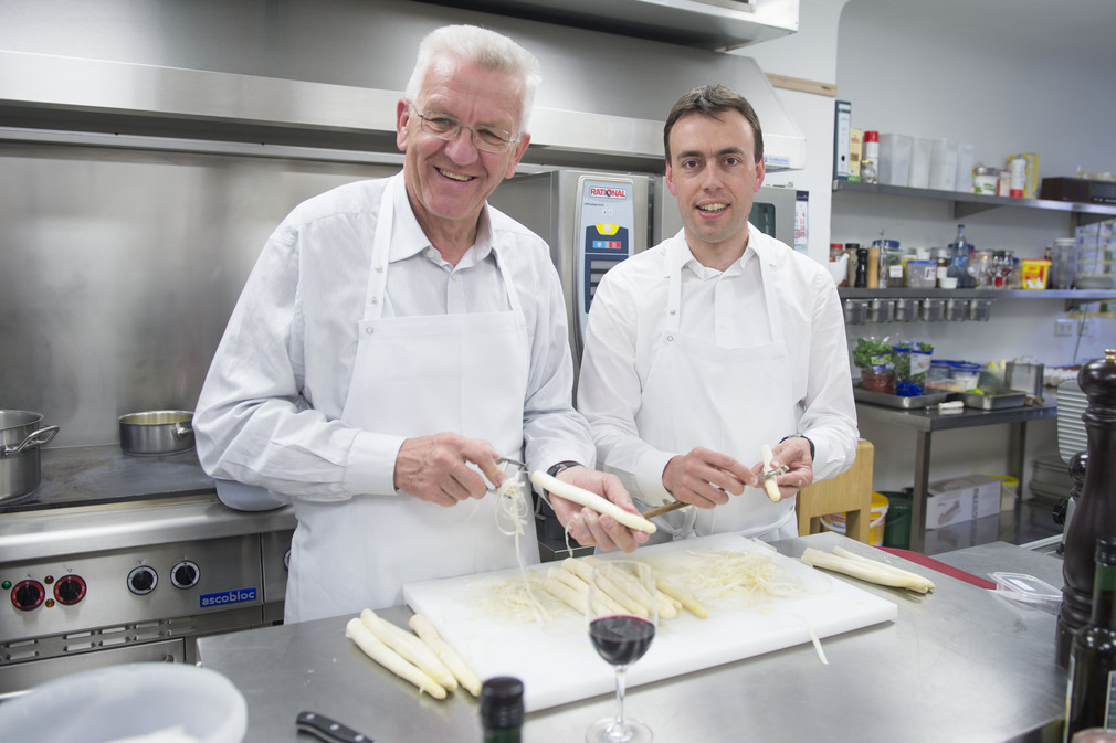 Ministerpräsident Winfried Kretschmann (l.) und Finanz- und Wirtschaftsminister Nils Schmid (r.) beim Kochen im Clay Haus