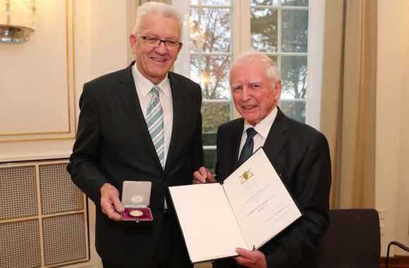 Ministerpräsident Winfried Kretschmann (l.) und Professor Harald zur Hausen (r.)