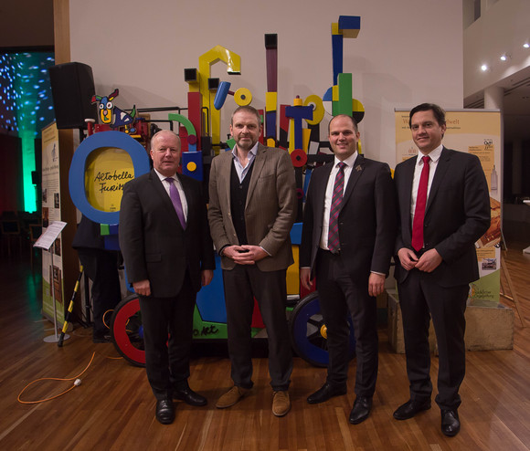 (L-R) Bundestagsabgeordneter Peter Weiß, Staatssekretär Volker Ratzmann, Oberbürgermeister Roman Götzmann und Bundestagsabgeordneter Dr. Johannes Fechner vor der „Altobella Furiosa – Künstlerorgel“ aus Waldkirch