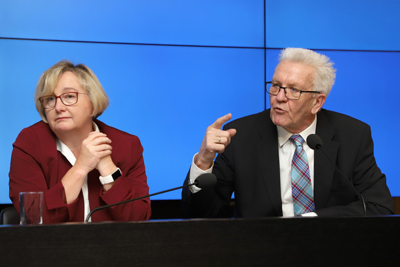 Ministerpräsident Winfried Kretschmann (r.) und Wissenschaftsministerin Theresia Bauer (l.)