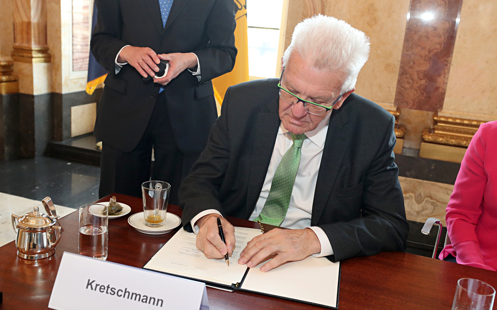 Winfried Kretschmann, Ministerpräsident von Baden-Württemberg, bei der Unterzeichnung des Bündnisses (Bild: Staatsministerium Baden-Württemberg)