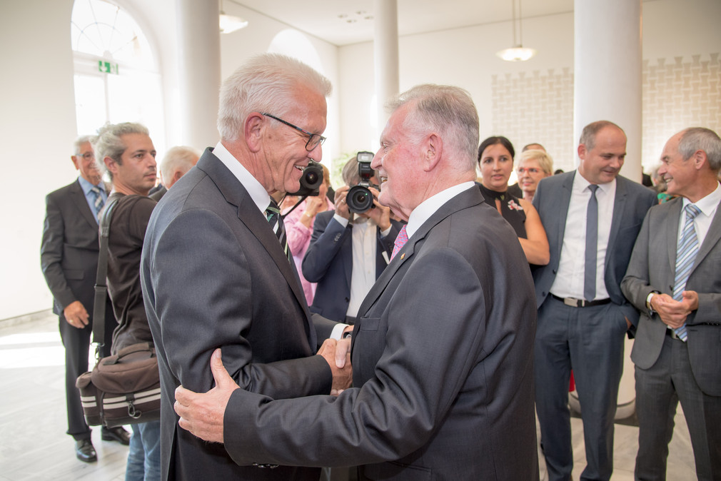 Beim Empfang der Landsregierung zu seinem 80. Geburtstag begrüßt Ministerpräsident Winfried Kretschmann den ehemaligen Ministerpräsidenten Prof. Dr. h. c. Erwin Teufel.