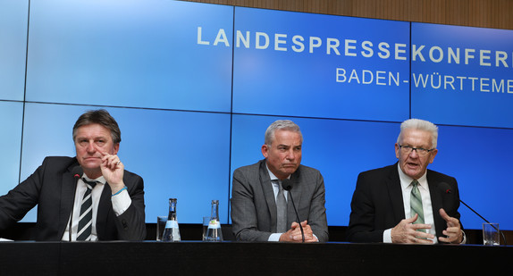 Ministerpräsident Winfried Kretschmann (r.), Innenminister Thomas Strobl (M.) und Gesundheitsminister Manne Lucha (l.) bei der Regierungspressekonferenz (Bild: Staatsministerium Baden-Württemberg)