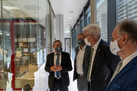 Ministerpräsident Winfried Kretschmann (M.) und Reiner Haseloff (r.), Ministerpräsident von Sachsen Anhalt, bei der Firma IDT Biologika in Dessau-Roßlau (Bild: Staatsministerium Baden-Württemberg)