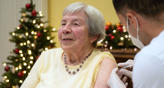 Eine 86 Jahre alte Frau wird in einem Altenpflegeheim von einem Mitglied eines Mobilen Impfteams des Klinikums Stuttgart mit einer Dosis eines Covid-19-Impfstoffes geimpft.