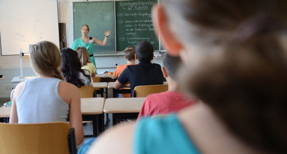 Schülerinnen und Schüler verfolgen den Unterricht bei ihrer Lehrerin. (Bild: dpa) Schülerinnen und Schüler verfolgen den Unterricht bei ihrer Lehrerin. (Bild: dpa)