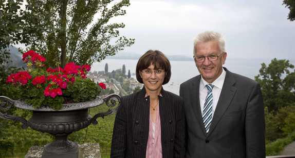 Regierungsrätin Monika Knill-Kradolfer (l.) und Ministerpräsident Winfried Kretschmann (r.) auf Schloss Arenenberg