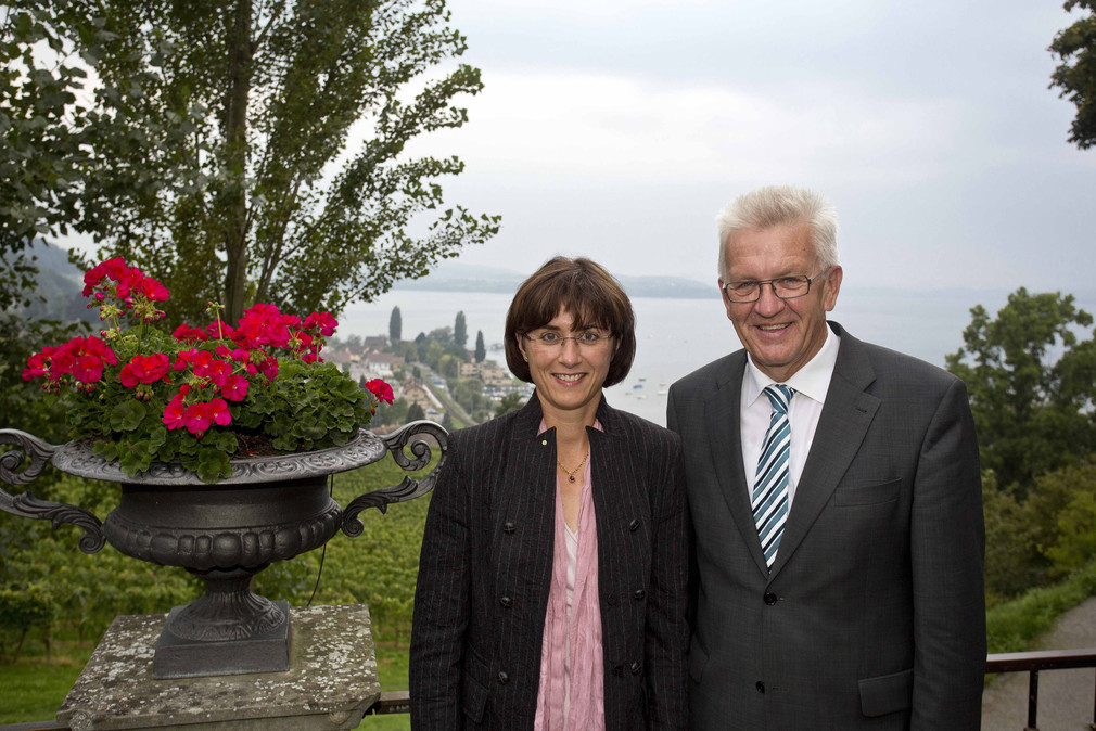 Regierungsrätin Monika Knill-Kradolfer (l.) und Ministerpräsident Winfried Kretschmann (r.) auf Schloss Arenenberg