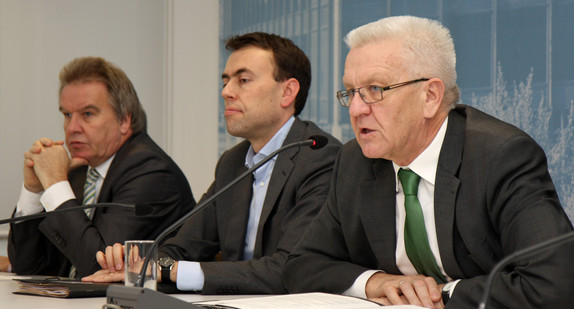 v.l.n.r.: Umweltminsiter Franz Untersteller, Finanz- und Wirtschaftsminister Nils Schmid und Ministerpräsident Winfried Kretschmann bei der Regierungspressekonferenz
