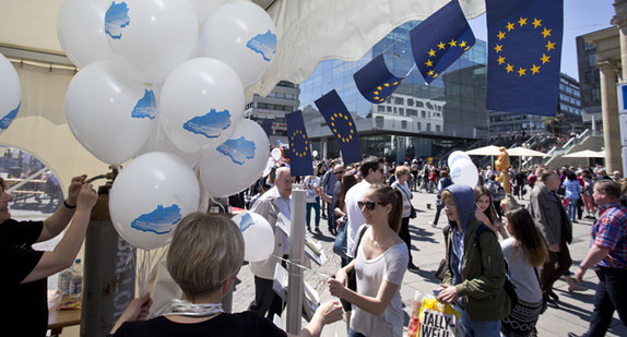 Pavillon mit EU-Fähnchen und Luftballons