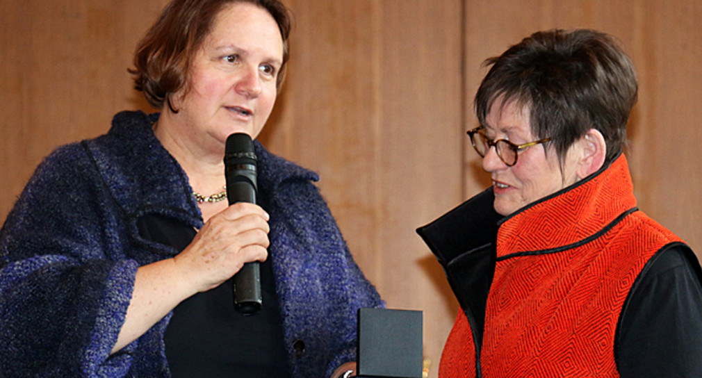 Staatssekretärin Theresa Schopper (l.) überreicht Sonngard Dohrn (r.) die Staufermedaille des Landes Baden-Württemberg. (Foto: © Stadt Kirchheim unter Teck)