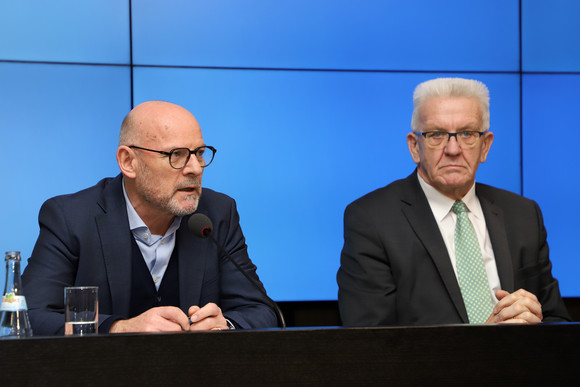 Ministerpräsident Winfried Kretschmann (r.) und Verkehrsminister Winfried Hermann (l.) (Bild: Staatsministerium Baden-Württemberg)