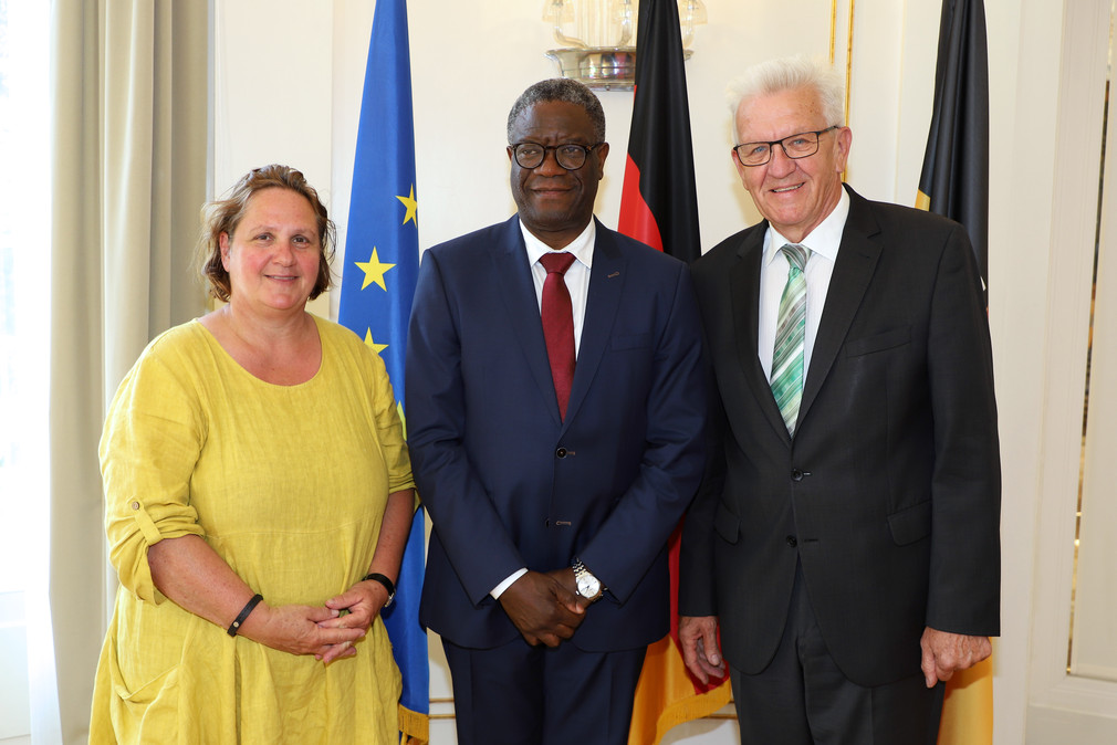 Staatsministerin Theresa Schopper (l.), Friedensnobelpreisträger Dr. Denis Mukwege (M.) und Ministerpräsident Winfried Kretschmann (r.) (Bild: Staatsministerium Baden-Württemberg)