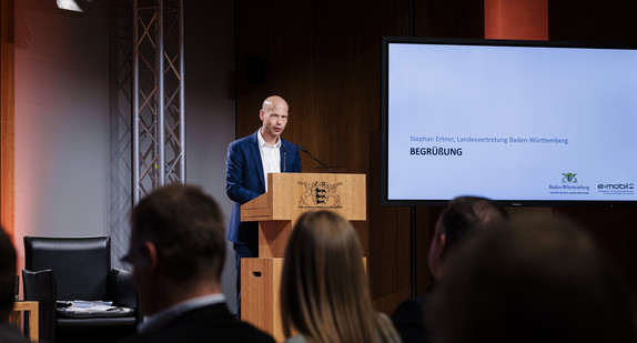 Parlamentarischer Abend - Transformation im Kfz-Gewerbe: Dienststellenleiter Stephan Ertner begrüßt die anwesenden Gäste im Saal