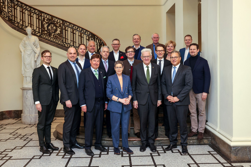 Gruppenbild mit Ministerpräsident Winfried Kretschmann, Staatsminister Dr. Florian Stegmann und den Gästen der American Chamber of Commerce in Germany 