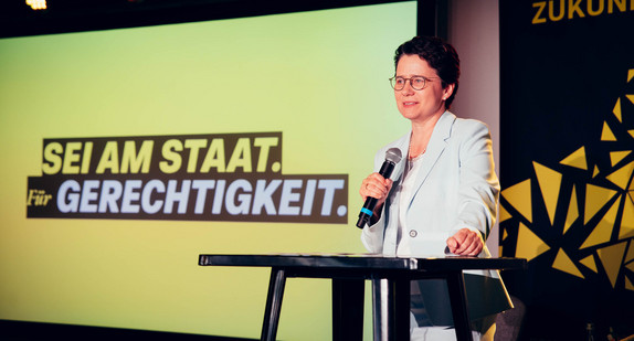 Justizministerin Marion Gentges bei ihrer Ansprache