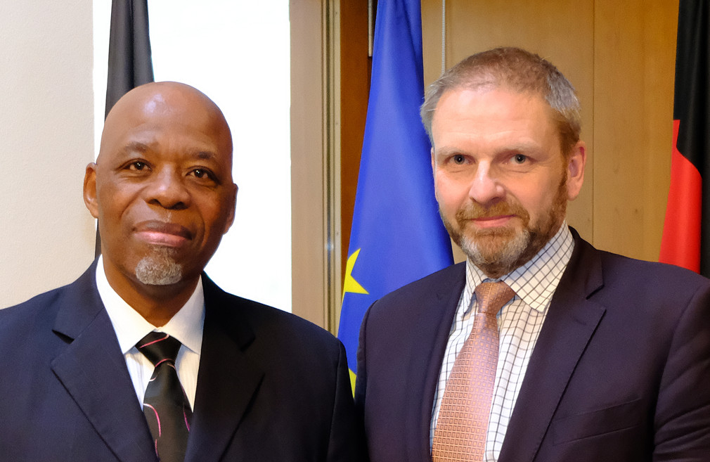 Südafrikas Botschafter Phumelele Stone Sizani und Baden-Württembergs Bevollmächtigter beim Bund Staatssekretär Volker Ratzmann