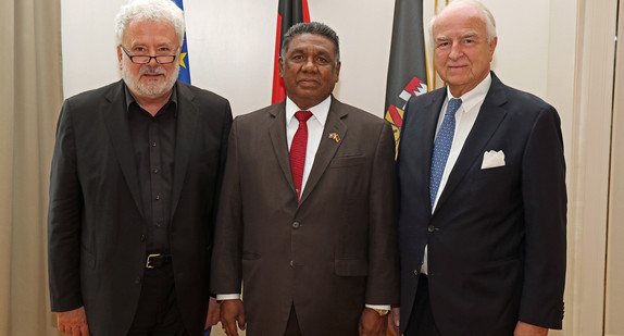 v.l.n.r.: Staatsminister Klaus-Peter Murawski, der Botschafter von Sri Lanka, Karunasena Hettiarachchi, und Norbert H. Quack, Honorarkonsul von Sri Lanka
