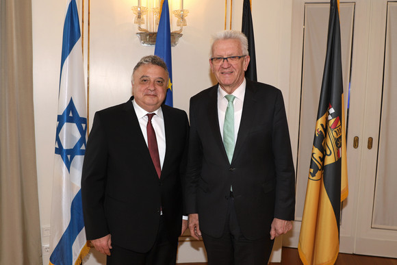 Ministerpräsident Winfried Kretschmann (r.) und der israelische Botschafter Jeremy Issacharoff (l.) (Bild: Staatsministerium Baden-Württemberg)