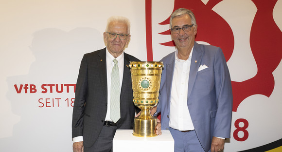 Politisches Sommerfest 60. Stallwächterparty: Aus Tradition in die Zukunft SWP 2025: Ministerpräsident Winfried Kretschmann und Dietmar Allgaier, Präsident des VfB Stuttgart mit dem DFB-Pokal