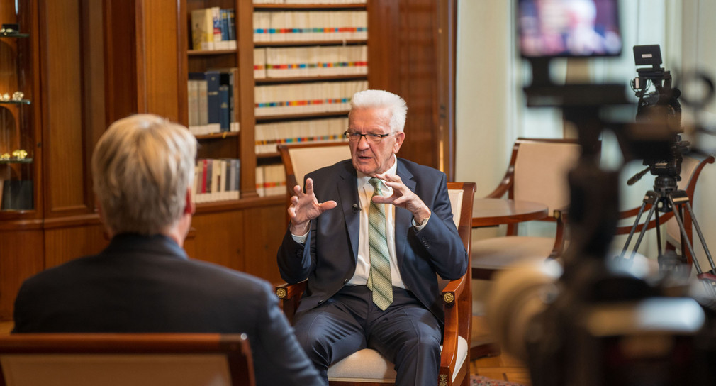 Ministerpräsident Winfried Kretschmann bei einem Video-Interview