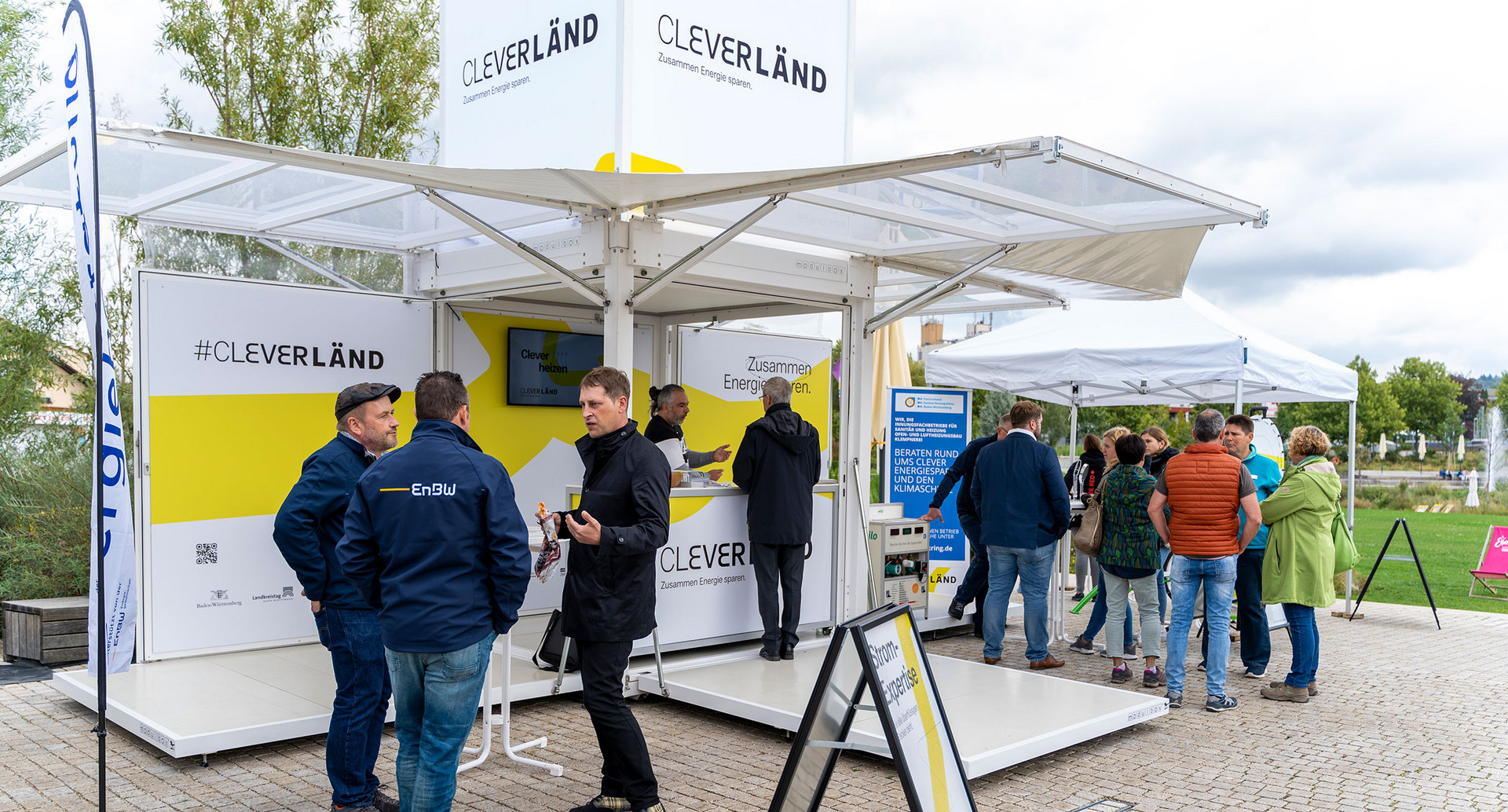 Besucherinnen und Besucher stehen am Expertenstand der CLEVERLÄND-Roadshow auf der Gartenschau in Eppingen.