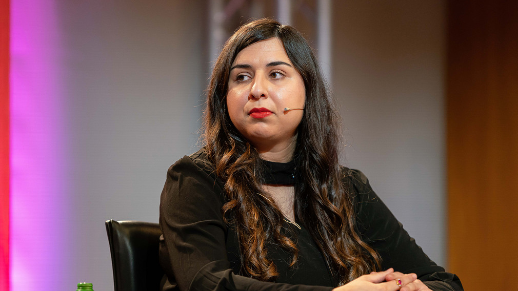 Porträtaufnahme von Mina Saidze, Data Evangelist und Gründerin von Inclusive Tech 