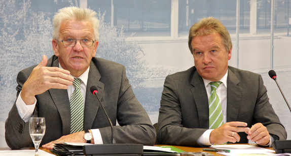 Ministerpräsident Winfried Kretschmann (l.) und Umwelt- und Energieminister Franz Untersteller (r.) am 12. Juni 2012 bei der Regierungspressekonferenz im Landtag in Stuttgart