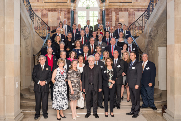 Gruppenbild mit Staatsminister Klaus-Peter Murawski (1. Reihe, M.)