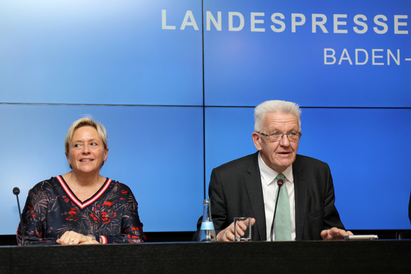 Ministerpräsident Winfried Kretschmann (r.) und Kultusministerin Susanne Eisenmann (l.)