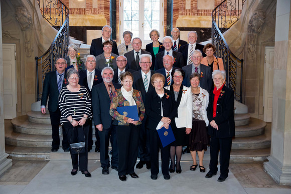 Gruppenbild mit Ministerpräsident Winfried Kretschmann (M.) und den Ordensträgerinnen und -trägern