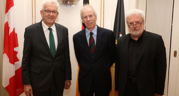 v.l.n.r.: Ministerpräsident Winfried Kretschmann, der kanadische Botschafter Stéphane Dion und Staatsminister Klaus-Peter Murawski
