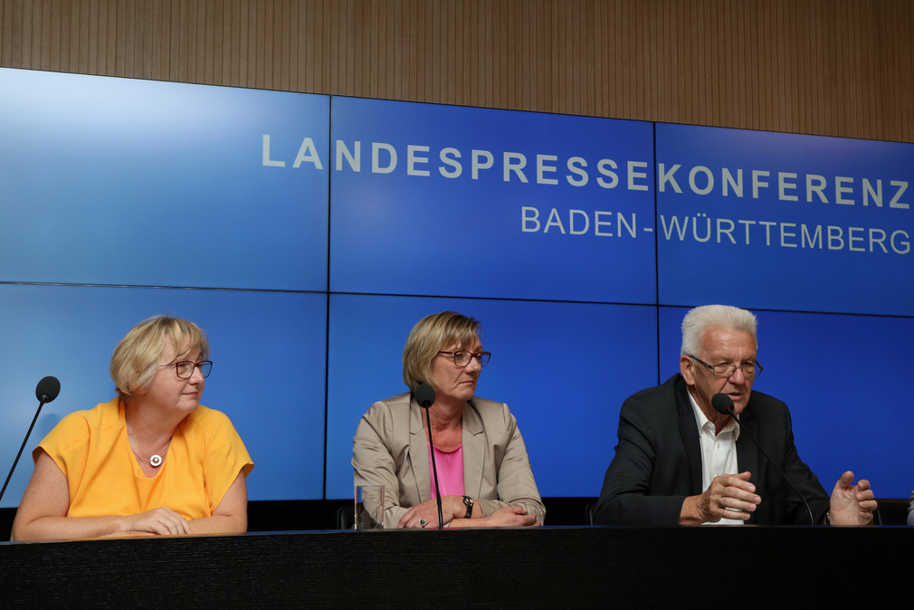 Ministerpräsident Winfried Kretschmann (r.), Finanzministerin Edith Sitzmann (M.) und Wissenschaftsministerin Theresia Bauer (l.)