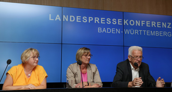 Ministerpräsident Winfried Kretschmann (r.), Finanzministerin Edith Sitzmann (M.) und Wissenschaftsministerin Theresia Bauer (l.)