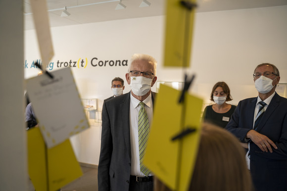 Ministerpräsident Winfried Kretschmann hat im Rahmen seiner Sommertour das Museum für Alltagskultur in Waldenbuch besucht. Er nahm an einer Führung durch die Ausstellung "Alltag trotz(t) Corona" teil. 