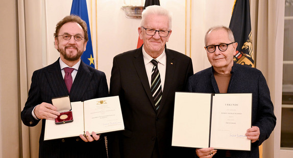 Ministerpräsident Winfried Kretschmann (Mitte) mit Prof. Dr. Dr. h.c. Heribert Prantl (links) und Thomas Schmid (rechts)