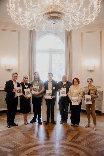 Bürgerforum Stellungnahme zum Nichtraucherschutzgesetz übergeben Gesundheitsminister Manfred Lucha (links) und die Staatsrätin für Zivilgesellschaft und Bürgerbeteiligung, Barbara Bosch (rechts), nehmen die Stellungnahme des Bürgerforums zum Landesnichtraucherschutzgesetzes entgegen.