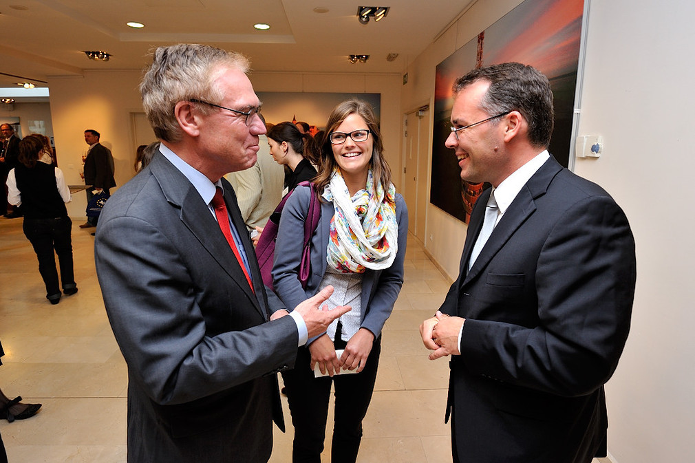 Europaminister Peter Friedrich (r.) im Gespräch mit S.E. Eckart Cuntz (l.), Botschafter der Bundesrepublik Deutschland in Belgien