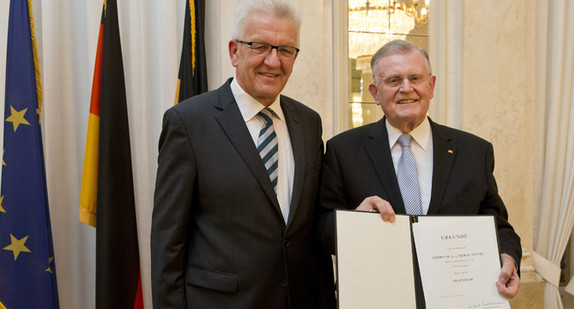 Ministerpräsident Winfried Kretschmann (l.) und Ministerpräsident a. D. Professor Dr. h. c. Erwin Teufel (r.) 