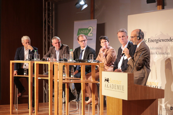 (L-R) Volker Angres, Leiter ZDF-Umweltredaktion; Staatssekretär Jochen Flasbarth, Bundeministerium für Umwelt, Naturschutz, Bau und Reaktorsicherheit; Stefan Kapferer, Vorsitzender der Hauptgeschäftsführung und Mitglied des Präsidiums des BDEW; Tanja Gönner, Vorstandssprecherin der Deutschen Gesellschaft für internationale Zusammenarbeit (GIZ); Stefan Wenzel MdL, Minister für Umwelt, Energie und Klimaschutz des Landes Niedersachsen; Ken Alex, Senior Policy Advisor to Governor Brown, Kalifornien, USA