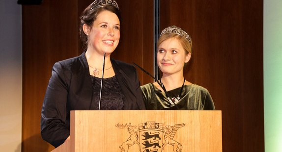 (L-R) Weinköniginnen Franziska Aatz (Baden) und Caroline Klöckner (Württemberg)