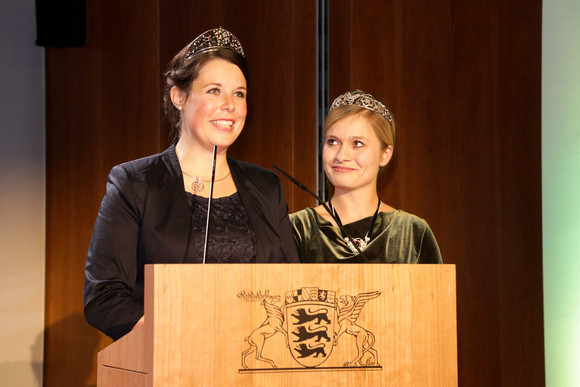 (L-R) Weinköniginnen Franziska Aatz (Baden) und Caroline Klöckner (Württemberg)