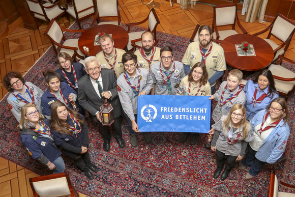 Ministerpräsident Winfried Kretschmann mit einer Delegation von Pfadfinderinnen und Pfadfindern anlässlich der Übergabe des diesjährigen Friedenslichts