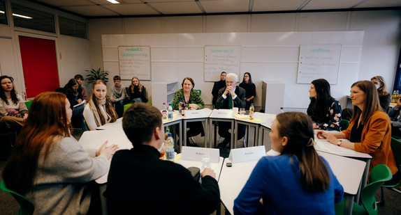 Ministerpräsident Winfried Kretschmann und Kultusministerin Theresa Schopper (beide hinten in der Mitte am Tisch sitzend) beim Besuch des Königin-Charlotte-Gymnasiums in Stuttgart 