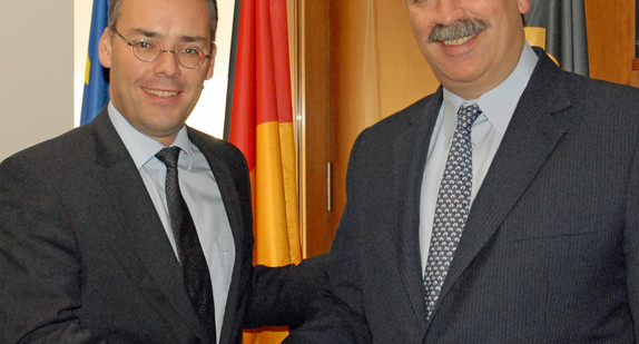 Minister Peter Friedrich (l.) traf den mexikanischen Botschafter Francisco Nicolás Gonzáles Díaz (r.) in der Landesvertretung.