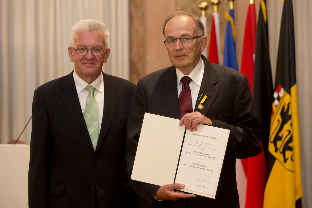 Ministerpräsident Winfried Kretschmann (l.) und Prof. Dr. Dr. h. c. Dietrich Niethammer (r.)