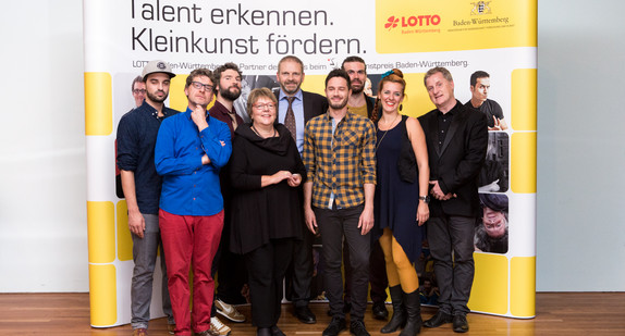 (L-R): Patrick Heil, Tenorsänger UNDUZO; Günter Fortmeier, Comedian und Schattenspieler; Julian Knörzer, Beatboxer und Baritonsänger UNDUZO; Marion Caspers-Merk, Geschäftsführerin der Staatlichen Toto- Lotto GmbH Baden-Württemberg; Staatssekretär Volker Ratzmann; Cornelius Mack, Bariton- und Tenorsänger UNDUZO; Richard Leisegang, Bass-Baritonsänger UNDUZO; Linda Jesse, Sopran- und Altsängerin UNDUZO; Bernd Kohlhepp, Sänger und Moderator