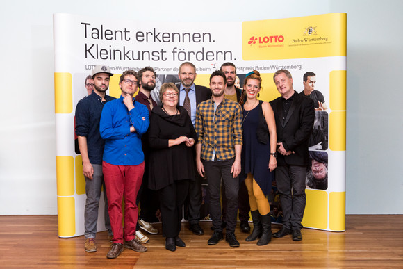 (L-R): Patrick Heil, Tenorsänger UNDUZO; Günter Fortmeier, Comedian und Schattenspieler; Julian Knörzer, Beatboxer und Baritonsänger UNDUZO; Marion Caspers-Merk, Geschäftsführerin der Staatlichen Toto- Lotto GmbH Baden-Württemberg; Staatssekretär Volker Ratzmann; Cornelius Mack, Bariton- und Tenorsänger UNDUZO; Richard Leisegang, Bass-Baritonsänger UNDUZO; Linda Jesse, Sopran- und Altsängerin UNDUZO; Bernd Kohlhepp, Sänger und Moderator