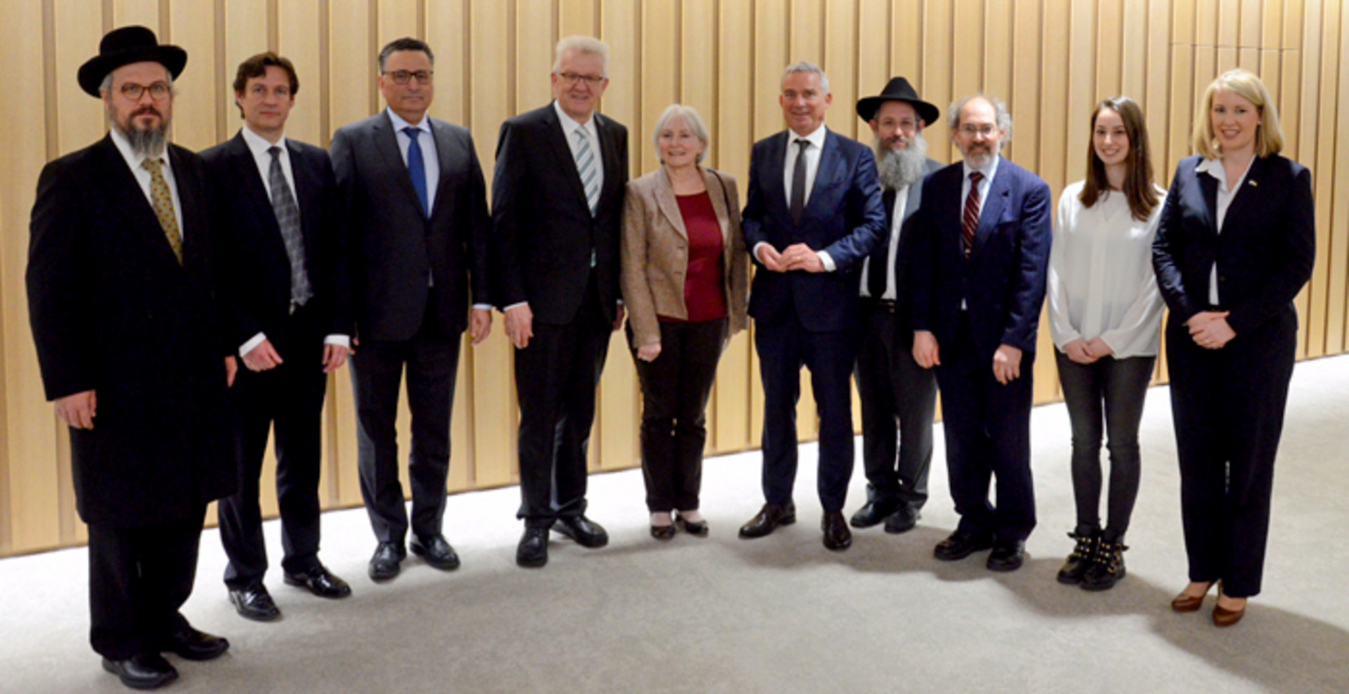 Gruppenbild mit Ministerpräsident Winfried Kretschmann (4.v.l.), Innenminister Thomas Strobl (5.v.r.) sowie Vertreterinnen und Vertretern der Jüdischen Gemeinden